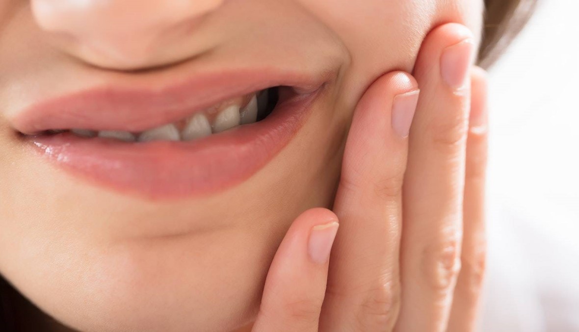 لماذا يجب عدم تجاهل تقرّحات الفم المؤلمة؟ (فيديو)