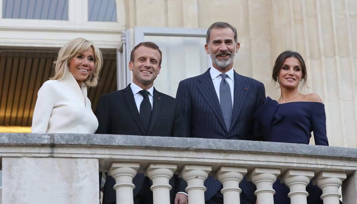 بريجيت ماكرون بالأبيض وليتيزيا ملكة اسبانيا بفستان خوخي، فمن تألق أكثر؟