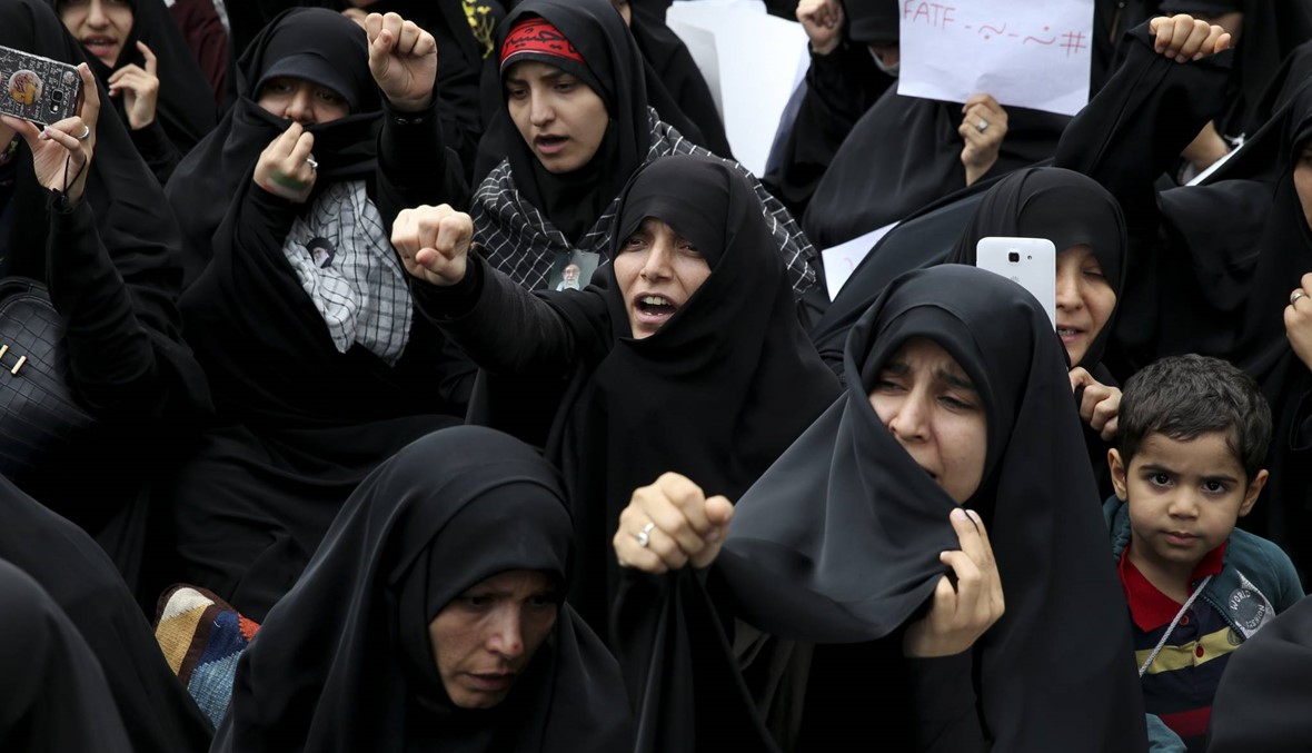 ثقوب في العباءة الإيرانية