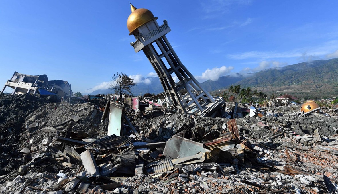 العثور على نحو ألفي جثة بعد زلزال اندونيسيا والتسونامي
