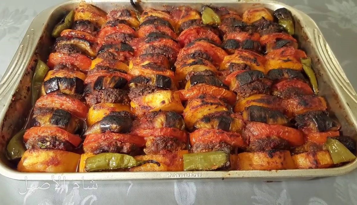 صينية الكفتة المشوية مع الخضار... حضرها اليوم على الغداء