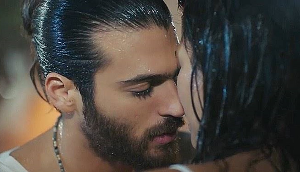 قبلة تتسبب بدخول ممثل تركي إلى المستشفى (صور وفيديو)