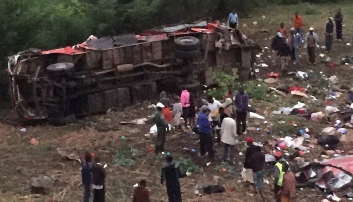 40 قتيلاً على الأقل في حادث سير في كينيا... "سقف الحافلة اقتُلع" (صور - فيديو)