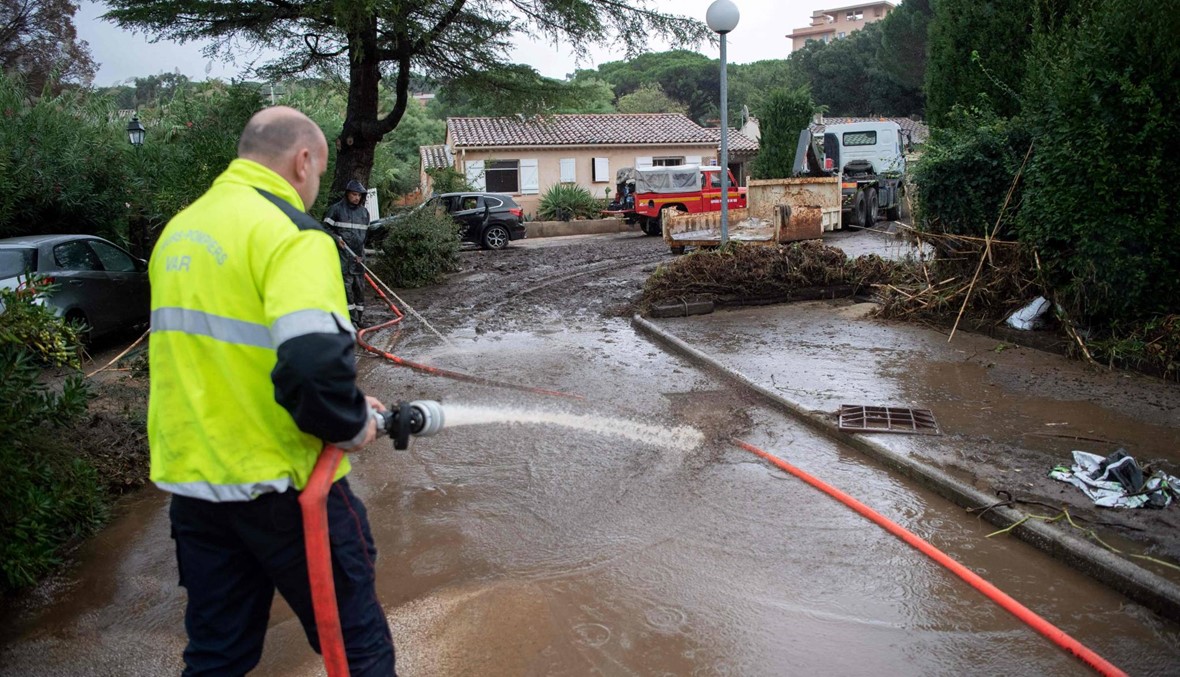 السيارة مقلوبة على بُعد 15 متراً من الضفة... غرق شخصين في فيضانات بجنوب فرنسا
