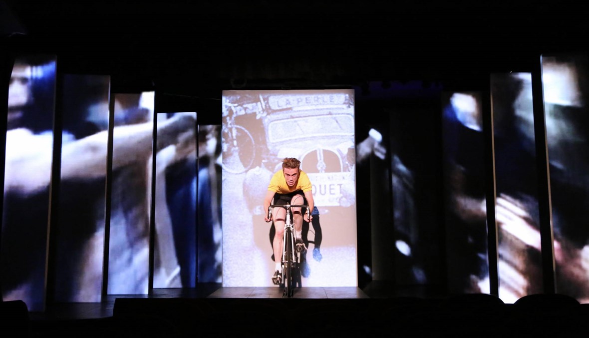 جاك أنكتيل من الدراجة إلى الإنسان على "مسرح مونو" \r\nقدماه تنافسان البرهة وعلى لسانه قصّة يحكيها للتاريخ
