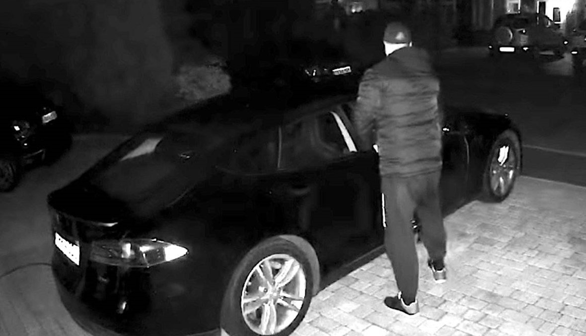 سرقة سيارة تسلا من خلال قرصنتها! (فيديو)