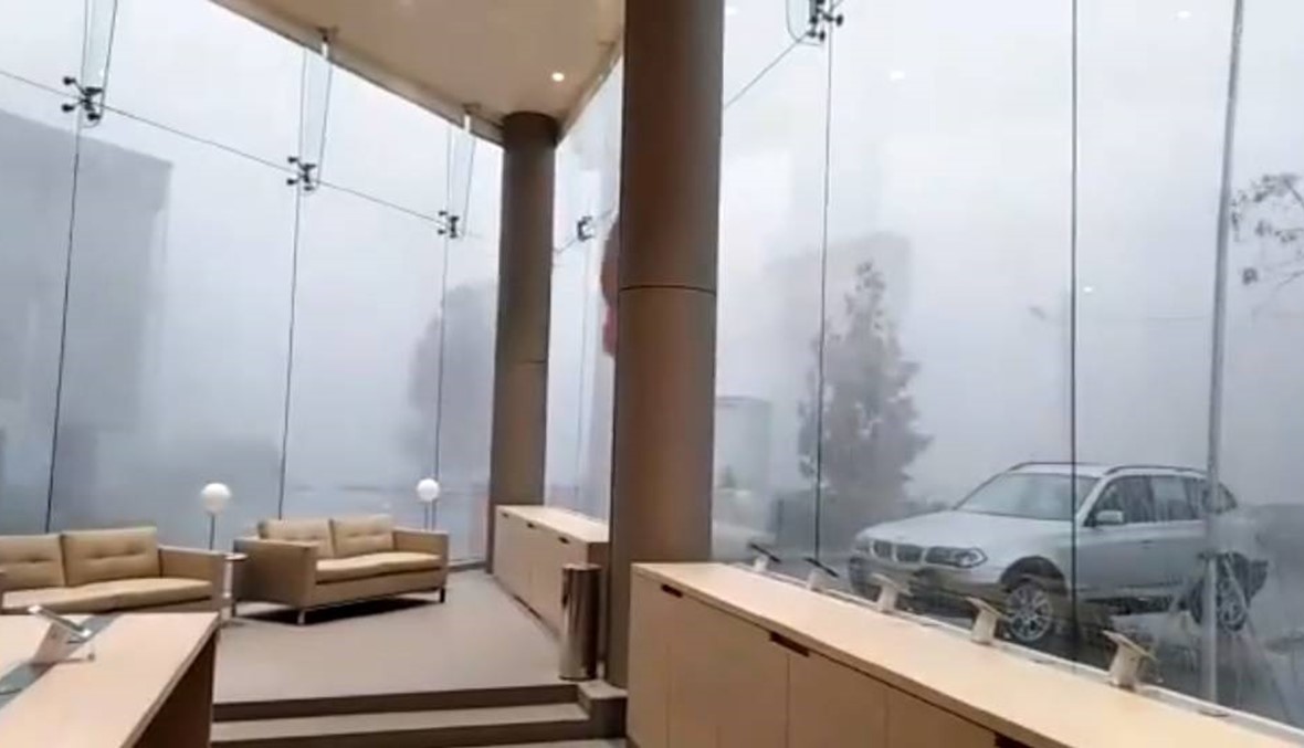 فيديو- العاصفة أيضاً وأيضاً... انهيار زجاج مبنى شركة ALFA!
