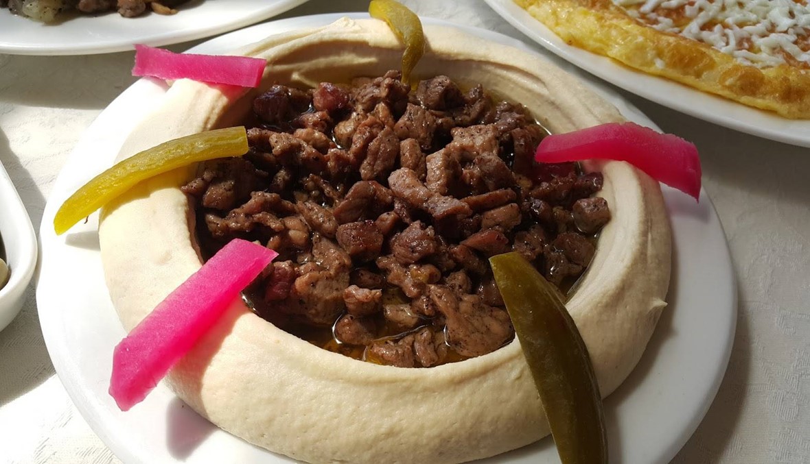 الحمّص بالطحينة مع قطع اللحم: غداء لبناني "كتير طيّب" مع كأس عرق!