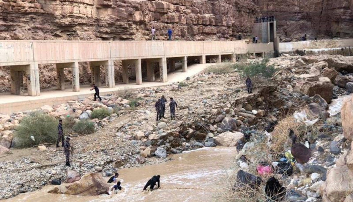 الدفاع المدني الأردني يواصل عملياته بحثاً عن تلميذة لاتزال مفقودة