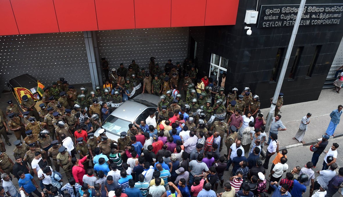أزمة دستوريّة في سري لانكا بعد إقالة رئيس الوزراء: إطلاق نار يوقع قتيلاً وجريحين