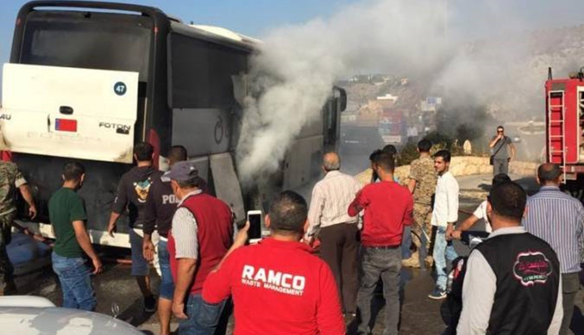 حريق داخل باص لنقل الركاب على أوتوستراد بيروت (صور - فيديو)