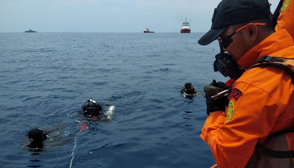 الغواصون يواصلون انتشال حطام الطائرة الإندونيسية