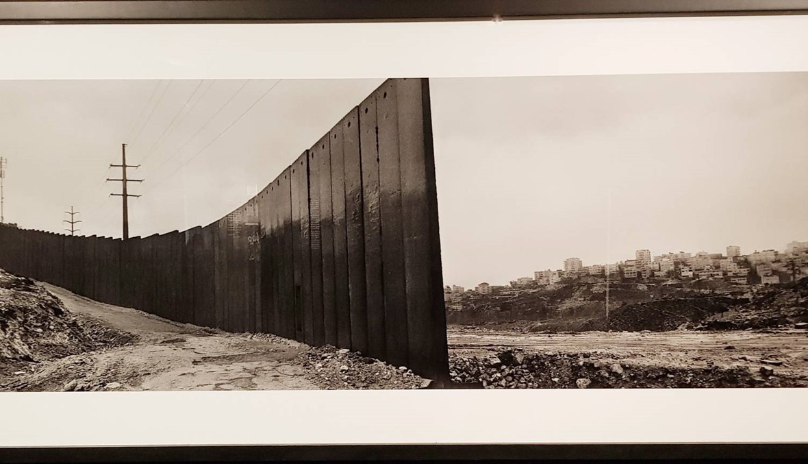 في "دار النمر" ملعونٌ وعارٌ هو الجدار في فلسطين وبيروت