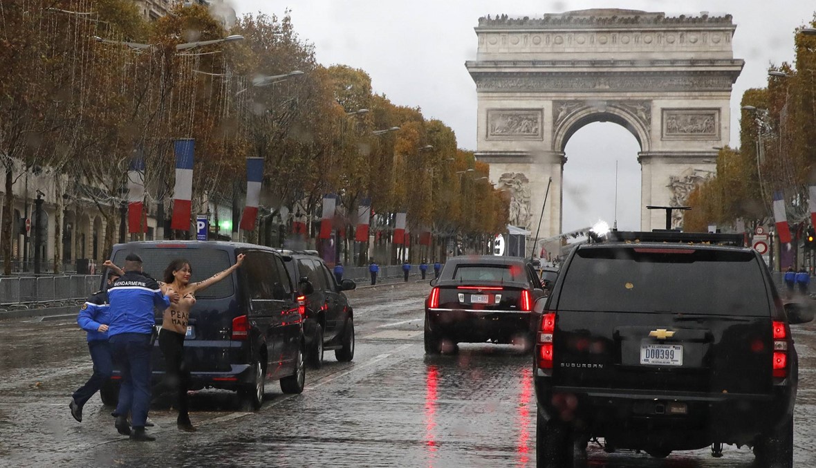 اعترضتا طريق موكب ترامب في باريس عاريتي الصدر... الشرطة تتدخّل