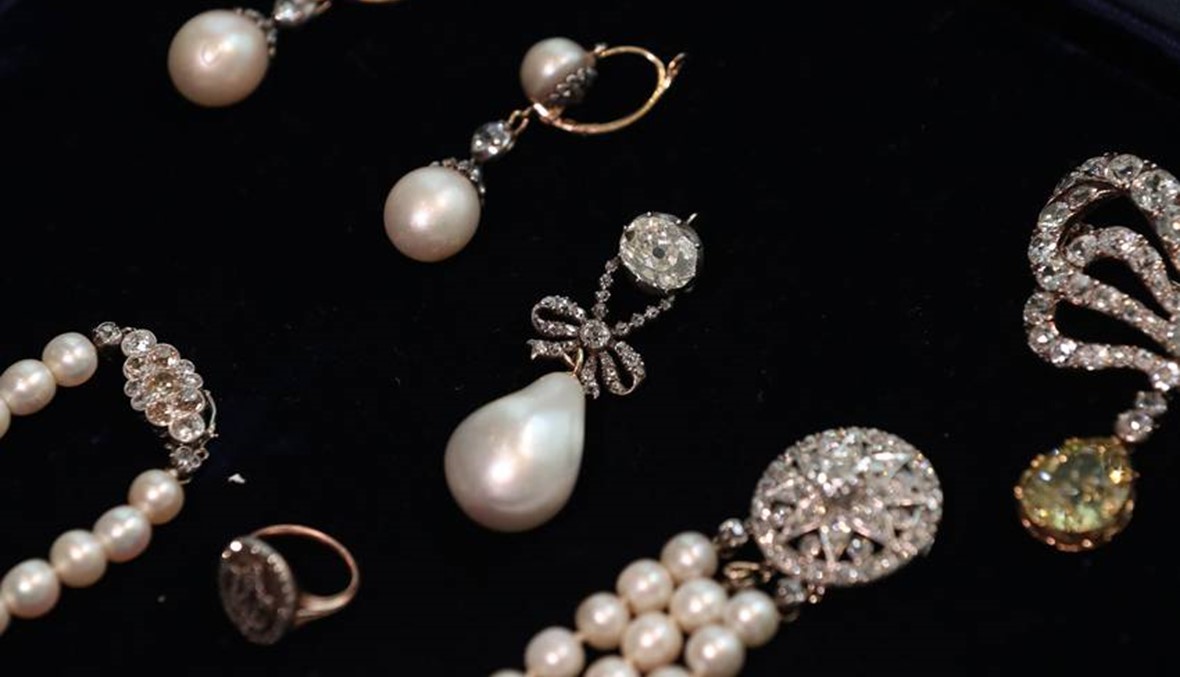 مجوهرات نادرة لماري أنطوانيت تعرض للبيع في مزاد