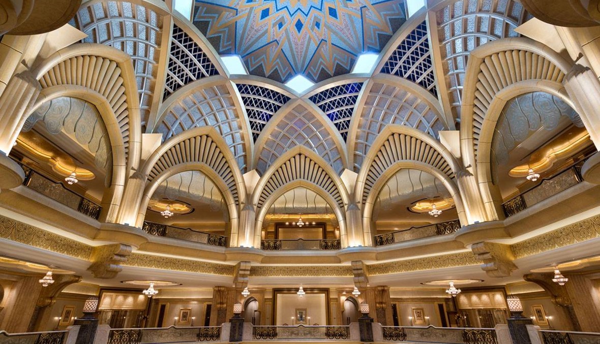 بالفيديو- فندق مغطّى بالذهب في أبو ظبي.. يكلّف 130 ألف دولار من أوراق الذهب سنوياً