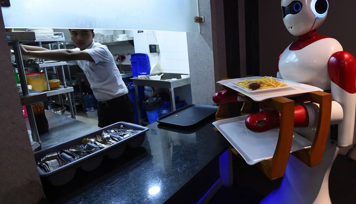 رجل آلي صُنع في نيبال يعمل في مطعم ويفهم الإنكليزية