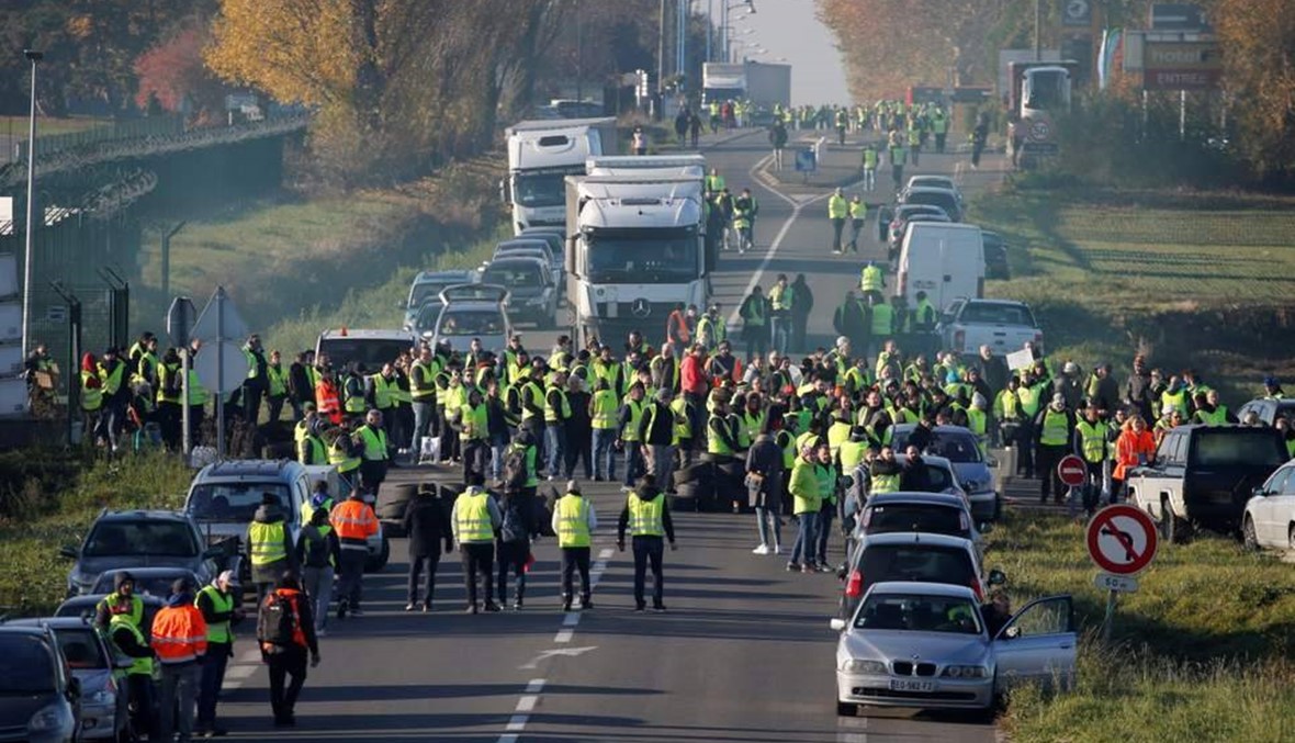 بسبب زيادة الضرائب على الوقود... محتجون يغلقون طرقاً في فرنسا