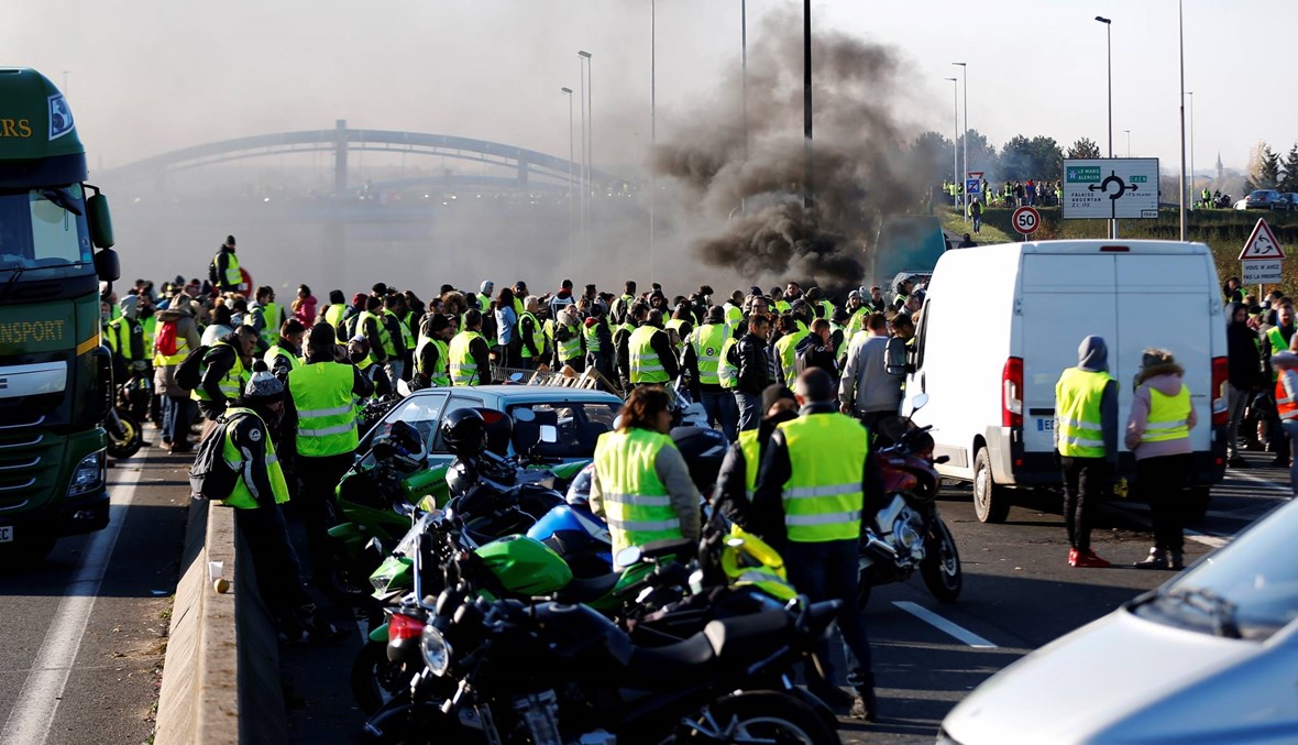 400 جريح خلال ليلة مضطربة في فرنسا: "السترات الصفراء" تظاهروا رفضاً لأسعار الوقود