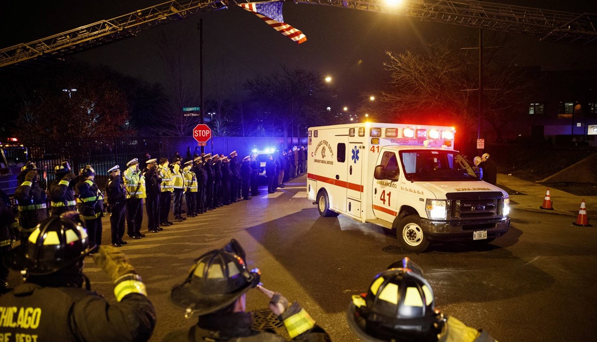 مقتل شرطي وامرأتين ومسلّح بإطلاق نار قرب مستشفى في شيكاغو