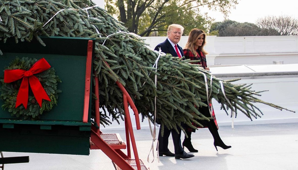 كيف استقبلت ميلانيا شجرة الميلاد برفقة ترامب؟ (بالفيديو والصور)
