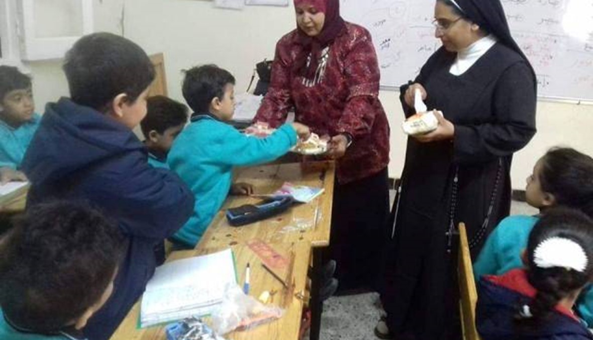 راهبة توزع حلوى المولد على التلاميذ المسلمين والمسيحيين في مصر
