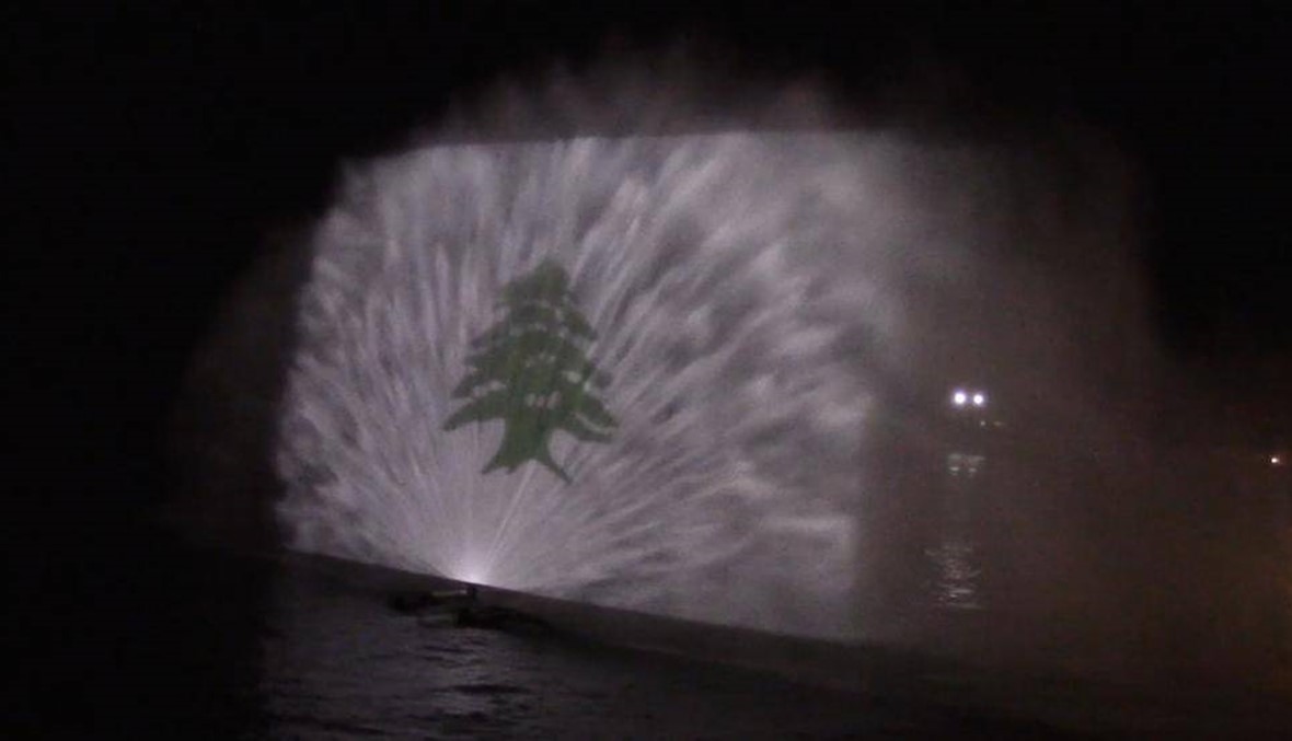 اليوبيل الألماسي للاستقلال: شاشة مياه ألماسية وشعارات وطنية (صور وفيديو)