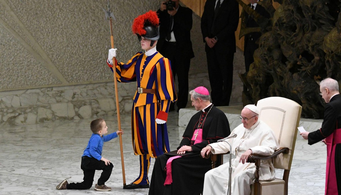 طفل أبكم يخطف الأنظار من البابا فرنسيس خلال قداس (صور)