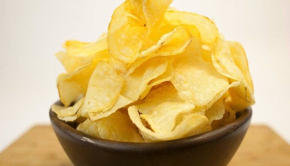 سرّ تحضير "شيبس" البطاطا بنكهة الملح منزلياً: "كتير طيّب!"