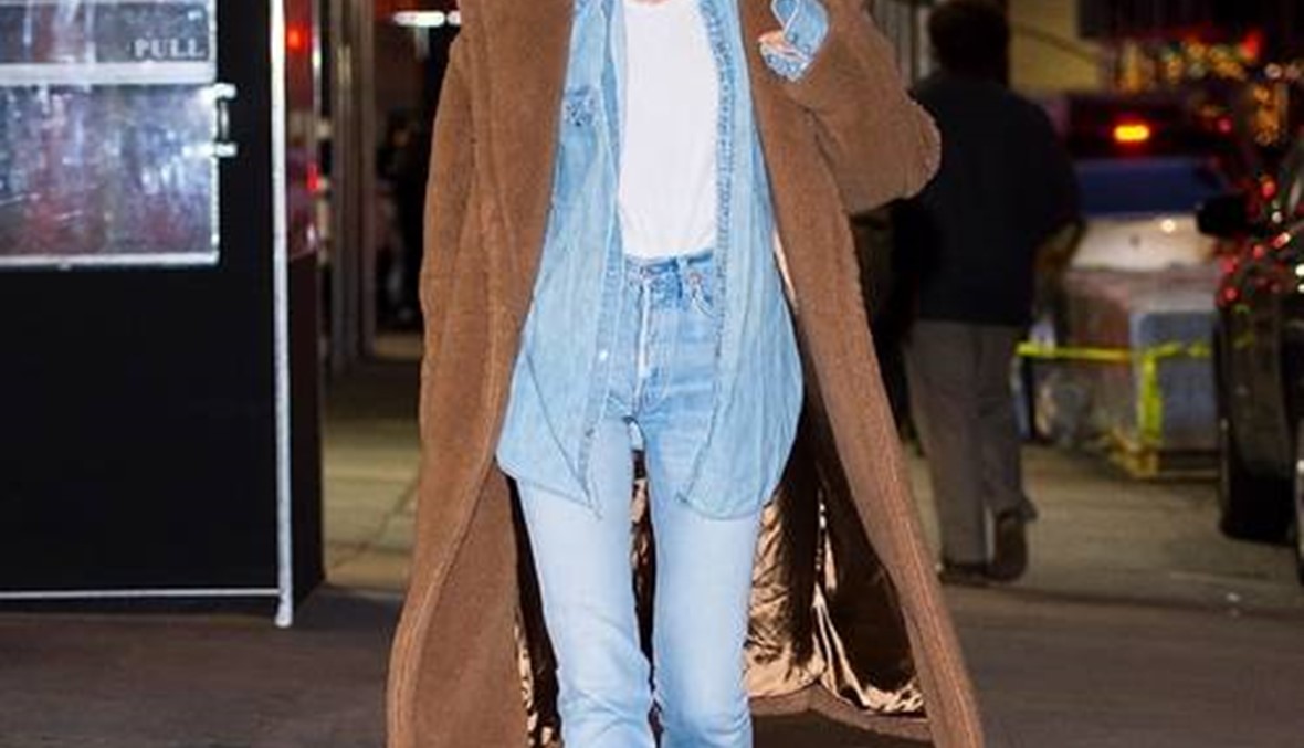 ما المعطف الذي لا تستغني عنه النجمات هذا الموسم؟