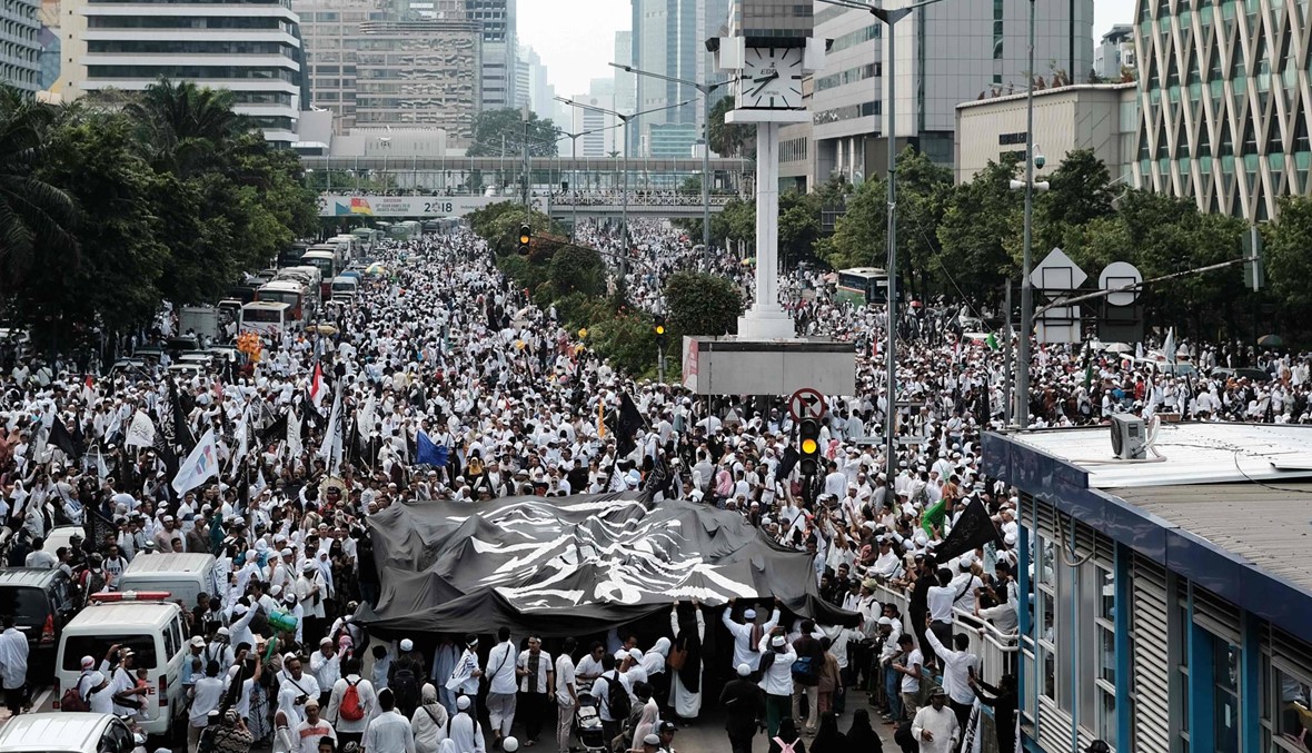 الإسلاميون يعرضون قوتهم قبيل الانتخابات في اندونيسيا... نحو 100 ألف شخص تظاهروا