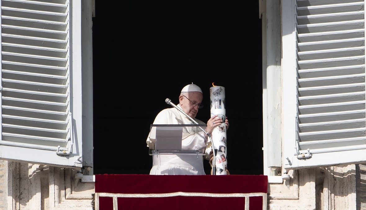 البابا يضيء شمعة على نيّة أطفال سوريا "لتبدّد نيران الأمل ظلال الحروب"