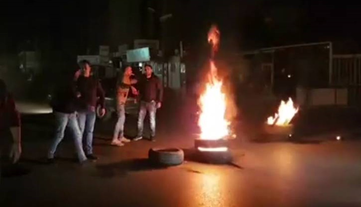 بالصور- إحراق إطارات عند مستديرة العبدة في عكار تضامناً مع الحريري