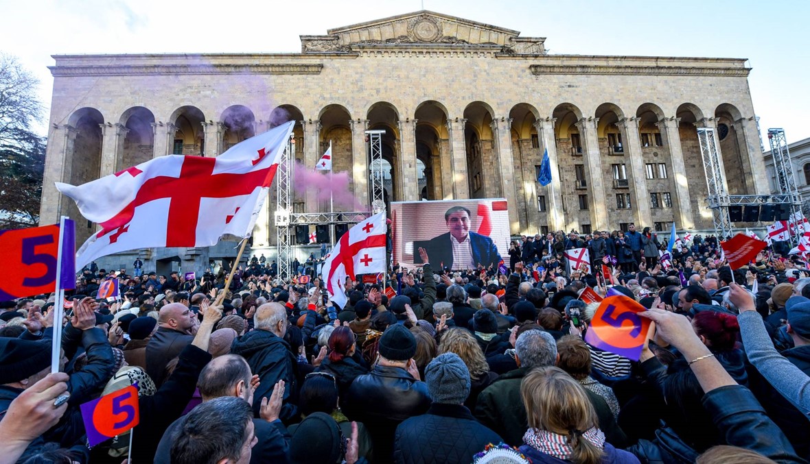 "لن نستسلم أبدا"... آلاف الجورجيّين تظاهروا في تبيليسي رفضاً لنتائج الانتخابات الرئاسيّة