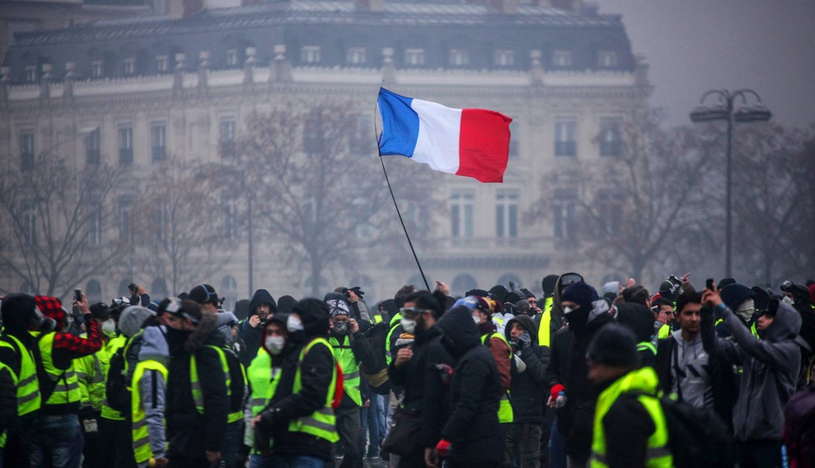 ماكرون يبحث عن مَخرج للأزمة... "7 بين كل 10 فرنسيين" يؤيّدون السترات الصفر
