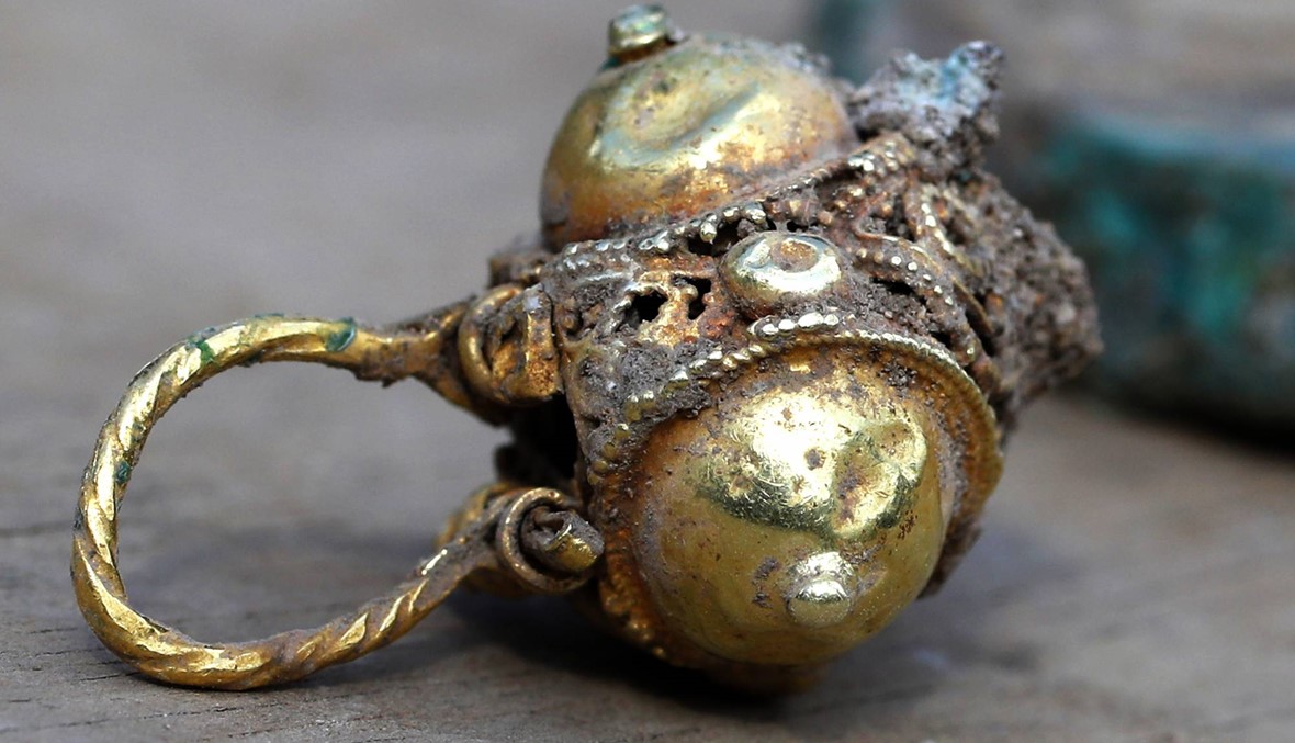الكنز طُمِر قرب البئر... العثور على قطع نقديّة ذهبيّة تعود إلى 900 سنة في إسرائيل
