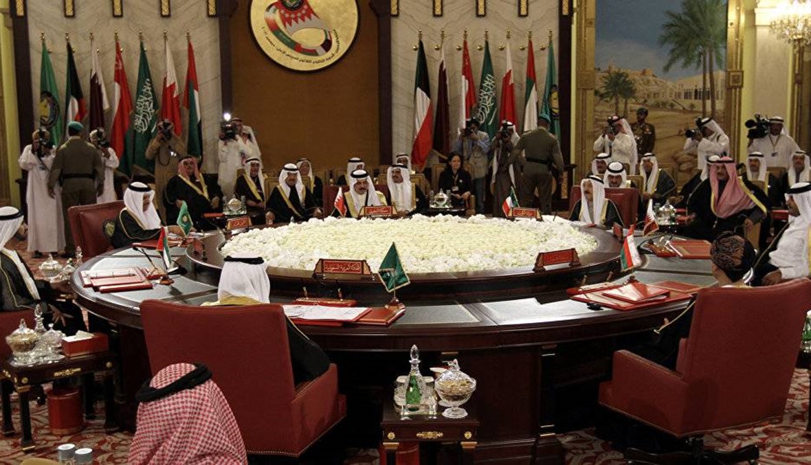 قطر توفد وزير دولة للمشاركة في قمة الرياض والبحرين تنتقد أميرها لعدم حضوره