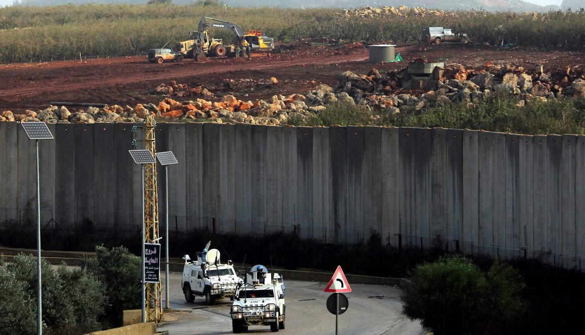 "إسرائيل" ترفع سواتر ترابية في خراج ميس الجبل والجيش اللّبناني يتخذ مواقع قتالية