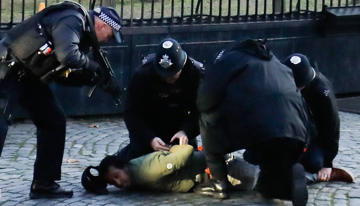 الشرطة البريطانيّة تصعق رجلاً في حرم البرلمان... "توقّف، انزل على الأرض"