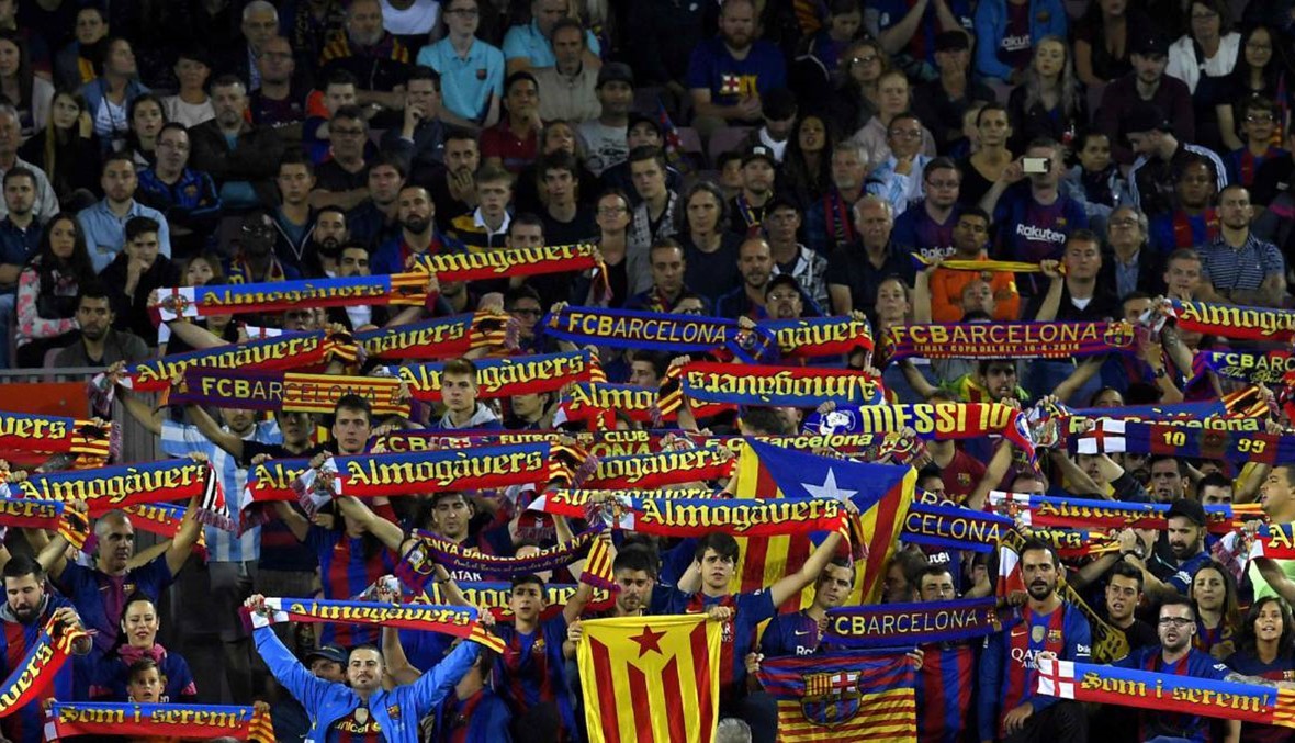 بالصور: جماهير برشلونة تطالب بسحب لوحة "الخائن"