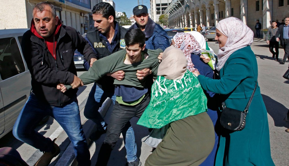 عراك وهراوات... قوّات الأمن الفلسطينيّة تمنع تظاهرة لـ"حماس" في الضفة