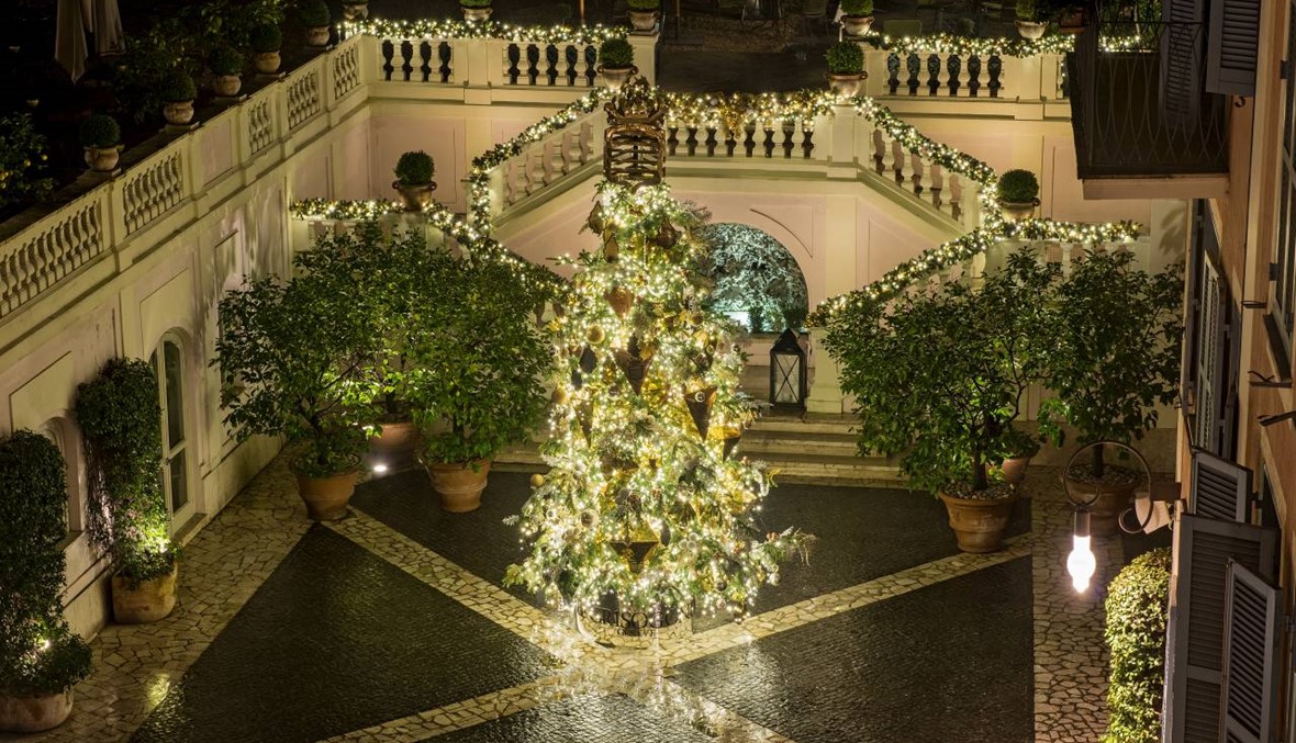 لبناني زيّن شجرة الميلاد بكرات من الماس والذهب... من هو؟