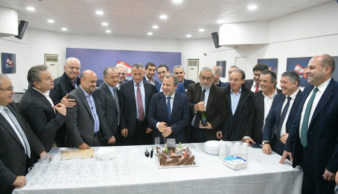 بالصور: من وزع الشمبانيا في اجتماع "لبنان القوي"؟