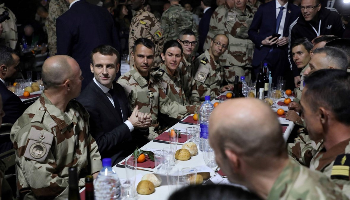 كبد أوزّ وطيور وأجبان... ماكرون يتناول عشاء العيد مع جنود فرنسيين في تشاد (صور)