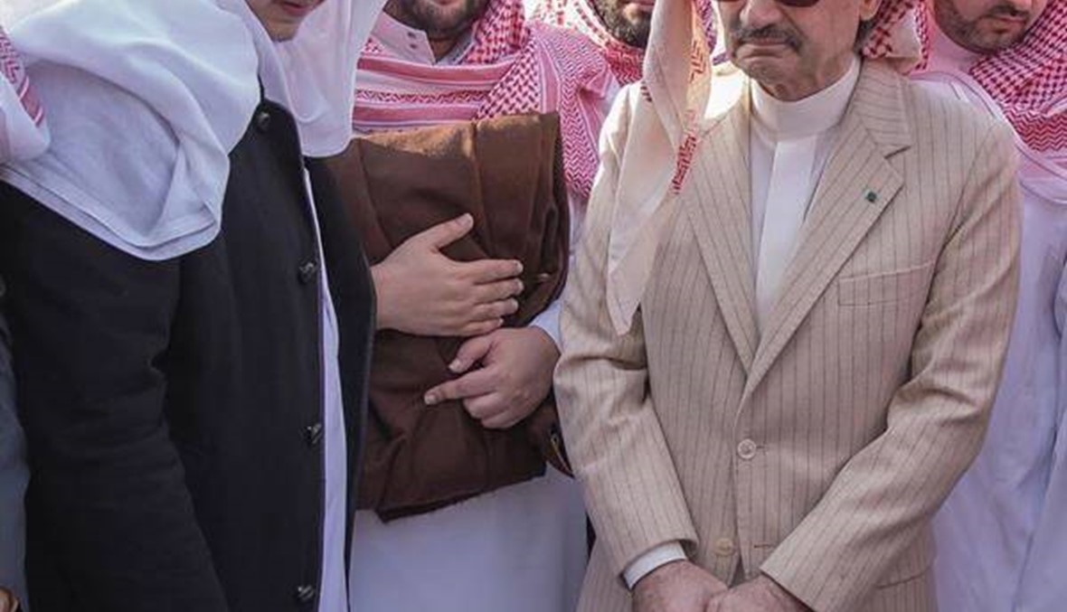 رغم اعتقاله في وقت سابق... الأمير مشهور بن طلال يظهر خلال دفن والده!