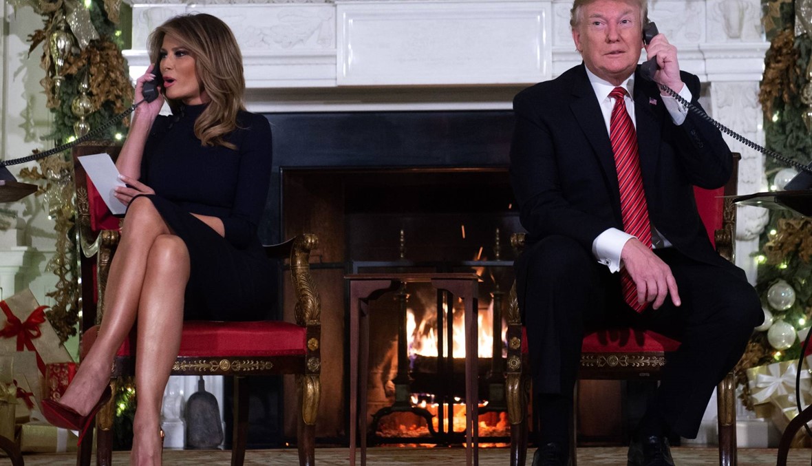 جلس بجوار زوجته ميلانيا أمام المدفأة... ترامب يتلقّى اتصالات الأطفال ببابا نويل