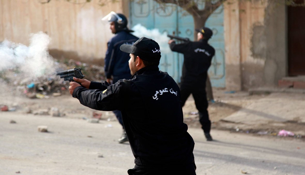 تونس: المواجهات تتجدّد بين محتجّين والأمن إثر انتحار مصوّر صحافي حرقاً