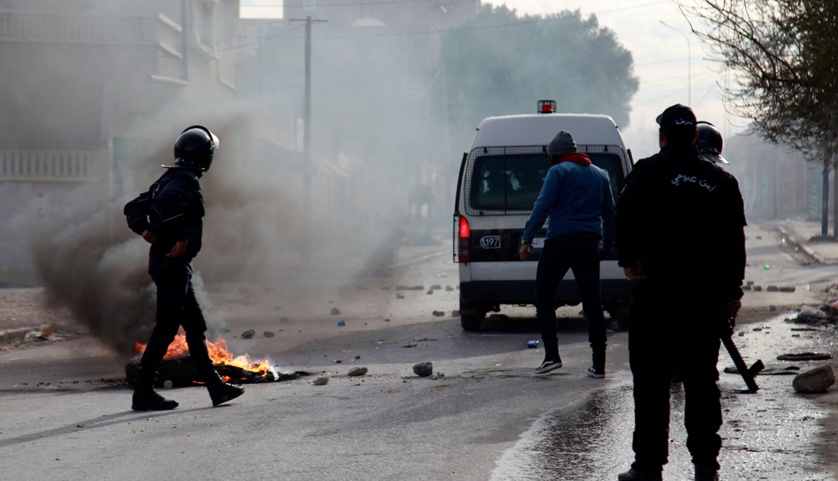 تواصل الاحتجاجات في تونس إثر وفاة صحافي حرقاً
