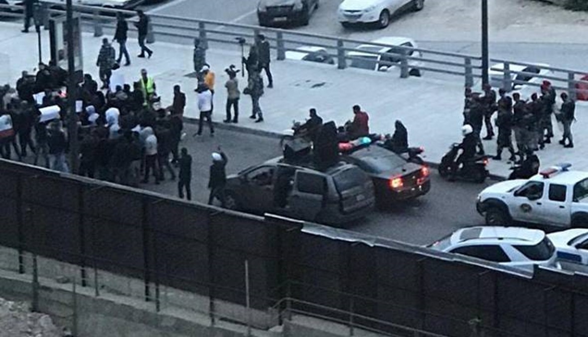 تظاهرة لبعض الشبان في وسط بيروت... قطع سير وزحمة