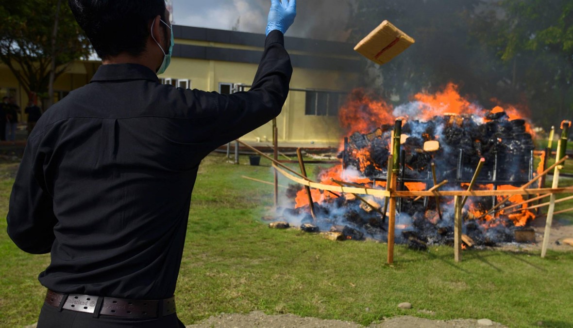 موقوفون عاينوا المشهد بلباس برتقالي... الشرطة الإندونيسية تحرق 800 كيلغ من الماريجوانا